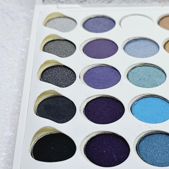 Yaby Cosmetics Dramatically Neutral Eyeshadow Palette - Picture 5 of 8